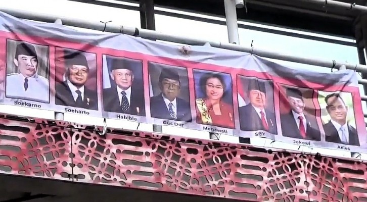 东雅加达惊现阿尼斯与历任总统并排在一起照片 城管获悉后立刻将其取下