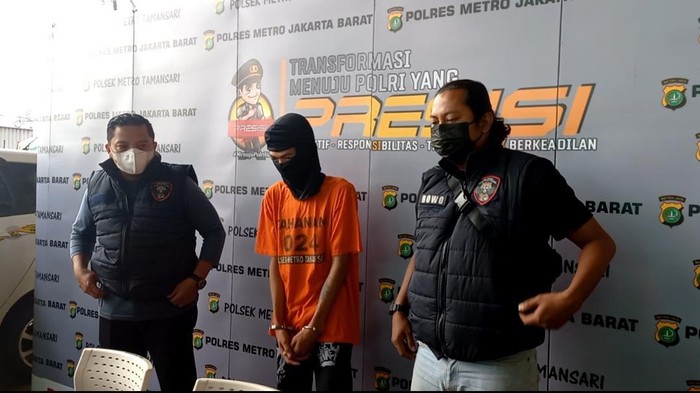 侵占乘客落在车上的金钱 雅加达一网约车司机被刑拘
