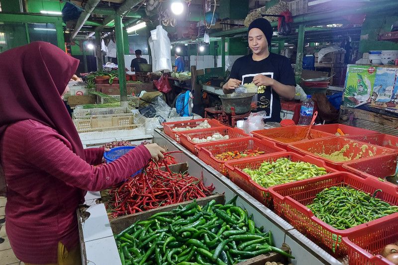 1658221743141326.jpg Harga cabai di Pasar Jatinegara stabil di harga Rp100 ribu per kilo.jpg