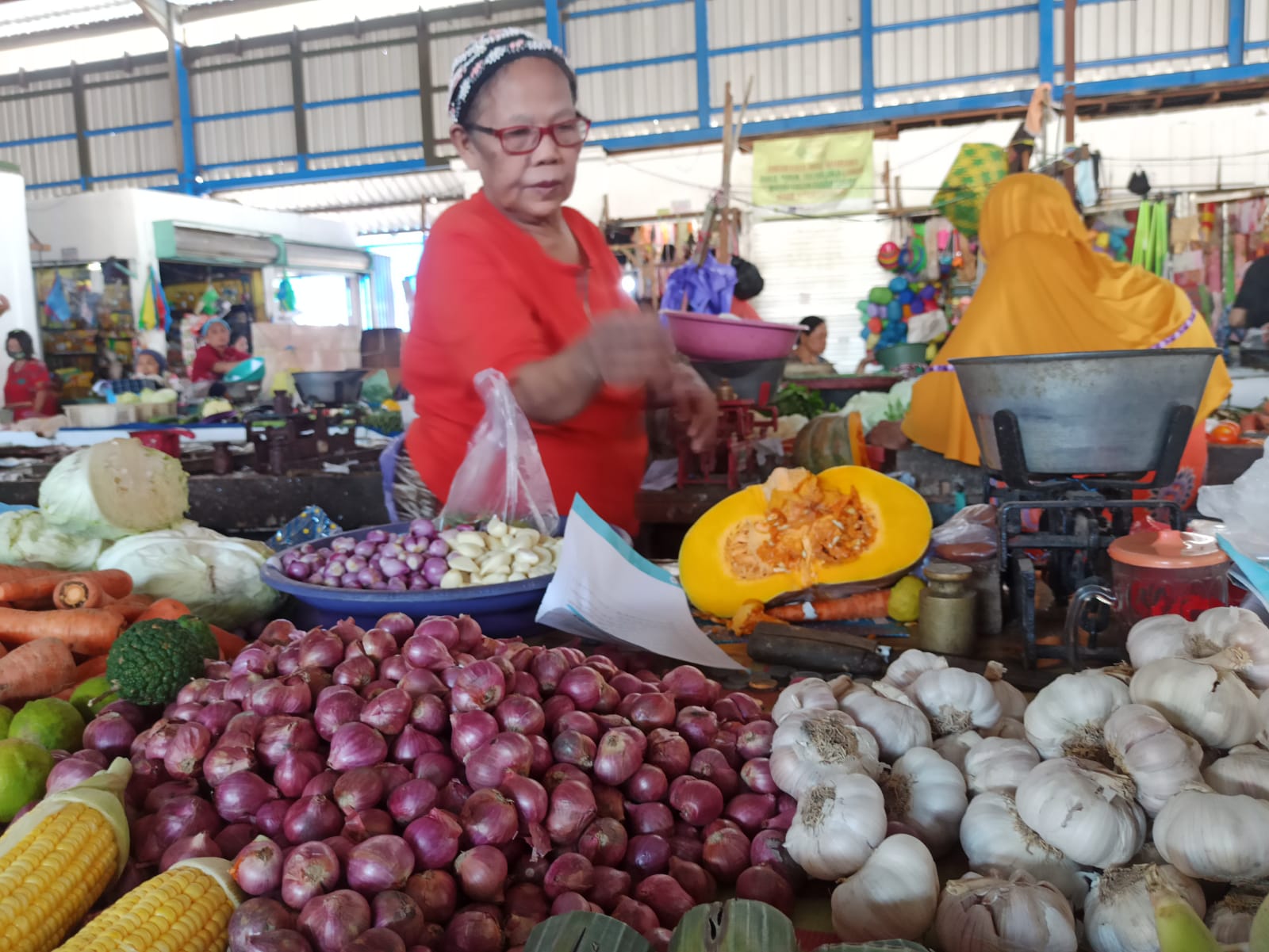 1658224293643005.jpeg Harga bawang merah berangsur turun di Pasar Senen Jakarta.jpeg