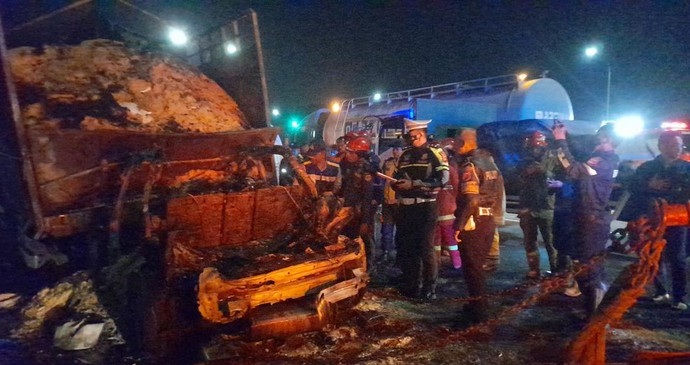 保时捷驾驶员疑开车走神出车祸 被卡车内活活烧死