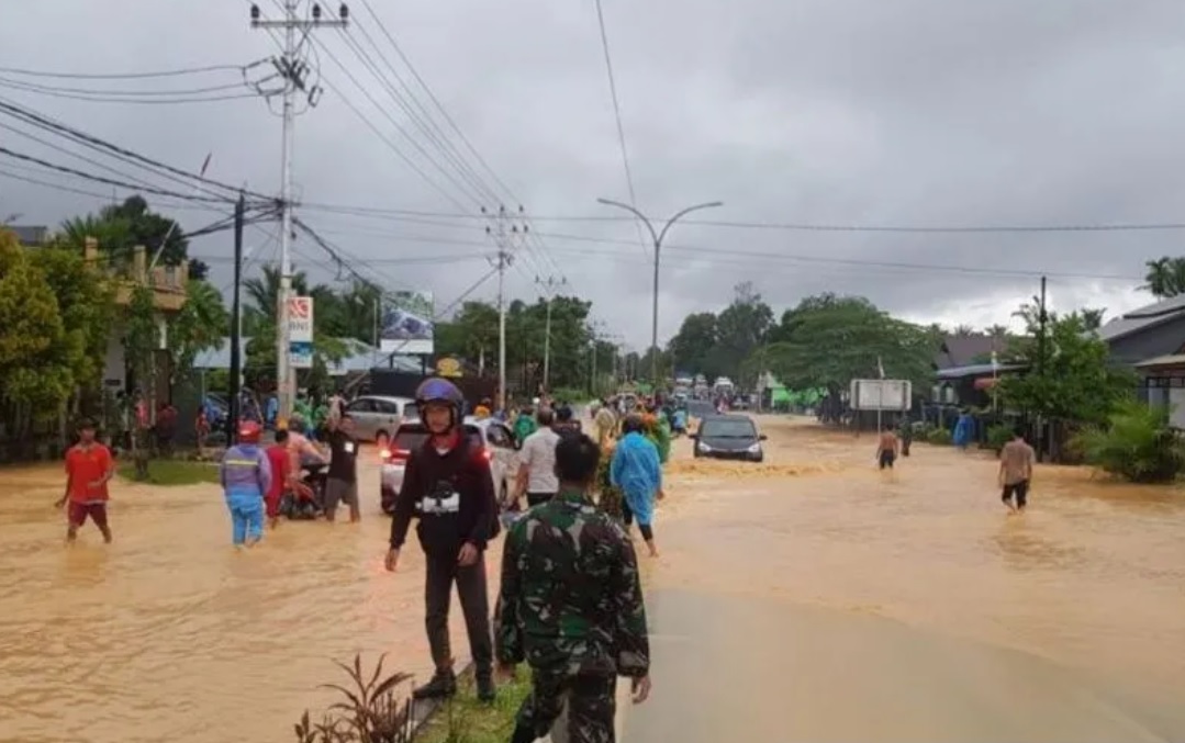 山口洋市暴雨引发水灾 部分路段出现积水