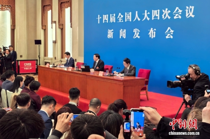 从人大首场新闻发布会感知稳健前行的中国