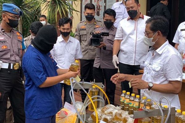 万丹省一不法奸商被抓  把廉价食用油装成瓶装卖出牟取暴利