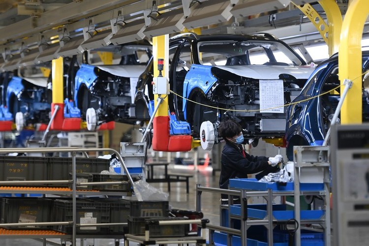 An employee works at an automobile company in Yuyao, east China's Zhejiang Province, Jan. 5, 2023. (Xinhua/Huang Zongzhi)